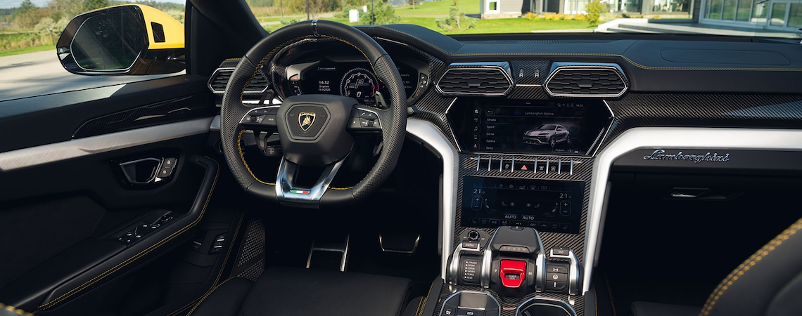 2021 Lamborghini Urus dashboard
